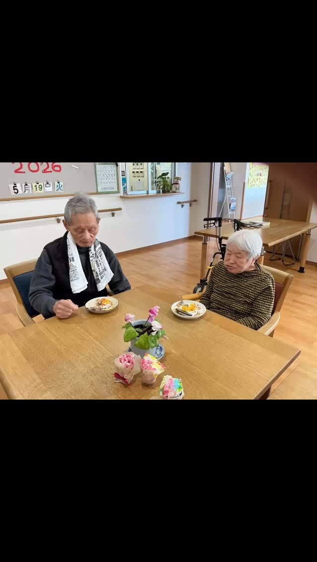 遅くなりましたが5月のお誕生日会の様子です。
いつもはケーキを準備するのですが…
今回は、おやつを作ってみようという事で
ホットケーキを焼いて、その上にアイスクリームやチョコレート、
生クリーム、フルーツなど、お好みのトッピングで飾り付けをして
簡単なケーキを作ってみました💕

ホットケーキミックスを混ぜながら、「昔はなんでも家で作ったで〜」と、
「梅干し」や「漬物」など今では買う事の方が多いような食べ物の名前が飛び交い盛り上がりました😊

その後、家事の話になり「毎日、朝から忙しかったで〜」と皆様が口をそろえて言っておられました。
生活の話を楽しく聞かせていただきながら、皆様の人生を振り返るお誕生日会となりました🌸

#グループホーム下之郷 
#お誕生日会