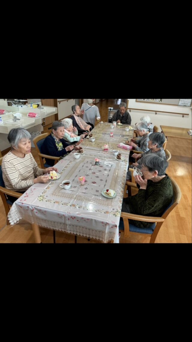 六月のお誕生日会の様子です。
六月生まれ入居者様は二名おられました。

今年で98歳と94歳になられます💕
今回は、職員と一緒にケーキをお買い物に行く所から付き合っていただきました。
車でお出かけしてケーキ屋さんに向かう道中も景色眺めたり、楽しんでくださっている様子でした。

それぞれケーキ屋さんでお好みケーキを選んでくださり、施設の入居者様分のケーキを購入して🎂🎂お誕生日会の始まりです。

ケーキにろうそくを立ててご自身で吹き消していただきました。皆様でバースデーソングを歌って
穏やかなお誕生日会を過ごしました。

お誕生日おめでとうございます。

#グループホーム下之郷 
#お誕生日会