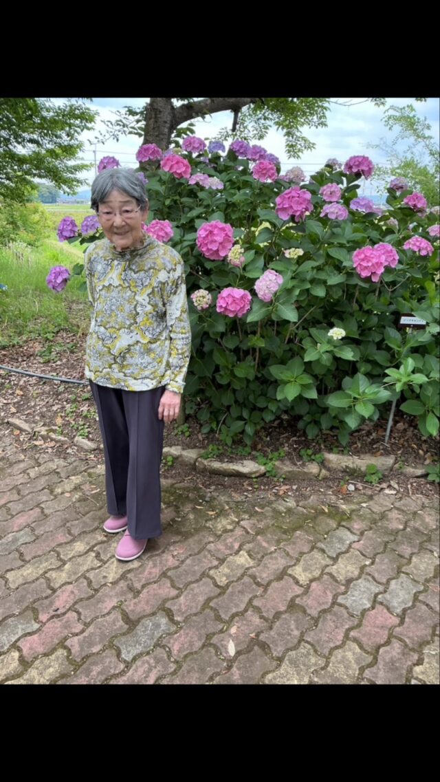 一階たいようユニットでも守山芦刈園に紫陽花を見に行って来ました🌸

きれいな紫陽花を見て「いろんな紫陽花があるんやな😊きれいやな」と皆様喜んでくださいました。
平日でしたが、たくさんの方が見にきておられ、
グループホーム下之郷の入居者様も、道行く方に話かけたり、小さな子供さんに声かけされたり、
楽しんでくださっている様子でした。

#グループホーム下之郷 
#紫陽花