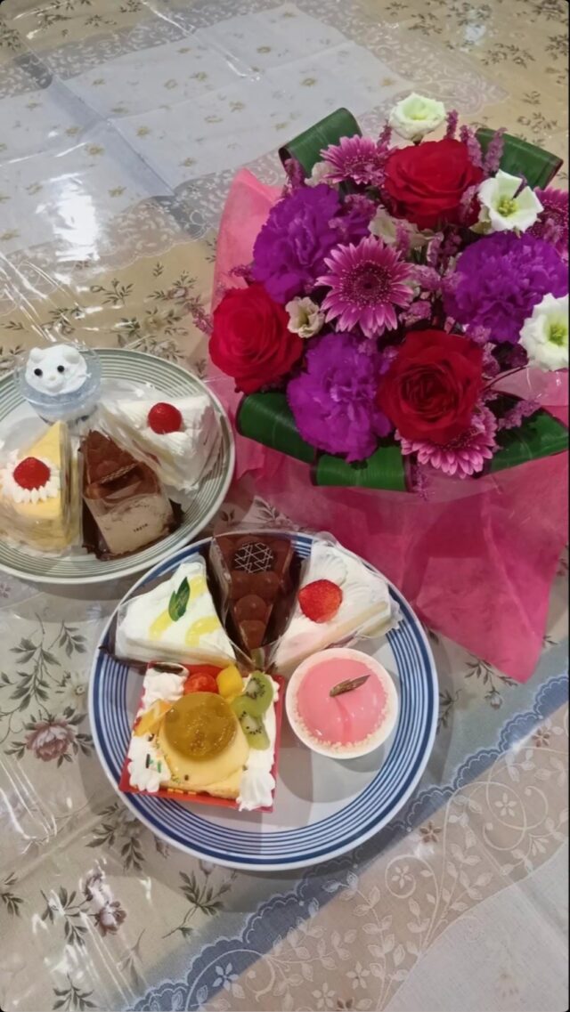 おおぞらユニットでは、8月は3名の方が、お誕生日を迎えられました🎉3名共、90代😊皆様お元気で毎日過ごされてます❣️代表の入居者様と一緒にシャトレーゼまでケ−キを買いに行きました🚗「やっぱりイチゴ🍓がみんな好きなはずや」など楽しんで選ばれてました😁一人ひとり、誕生日の歌を歌った時は本当に嬉しそうなお顔をされてましたよ😍また来年も一緒にお祝いしましょうね💞💞
#グループホーム下之郷 
#お誕生日会